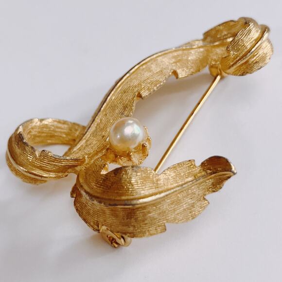 Vintage Signed BSK Mid Century Gold Tone Leaf Brooch With Faux Pearl, 1950s Pin - Picture 3 of 8